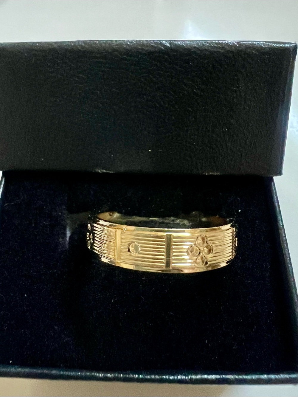 NWB 18k Gold Plated over Brass
Geometric Band Size 7.75
- Perfect Stack Ring